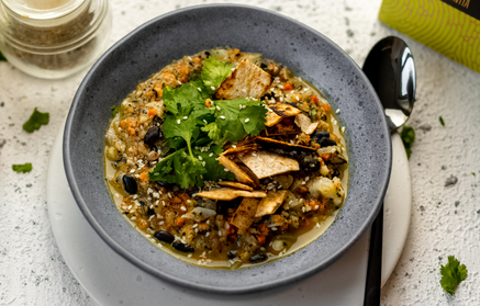 Ricetta fit: Zuppa di fagioli alla messicana con coriandolo e tortilla croccante